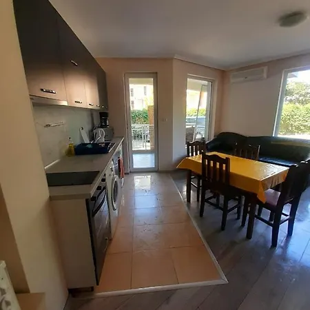 Yassen Close To Sea And * Sluneční pobřeží