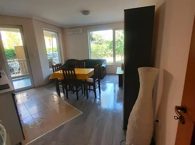 Yassen Close To Sea And Apartament *